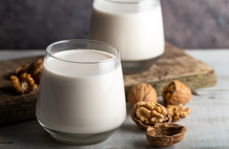 Hạt óc chó là loại thực phẩm chứa hàm lượng chất xơ cao, hỗ trợ kiểm soát cân nặng dễ dàng