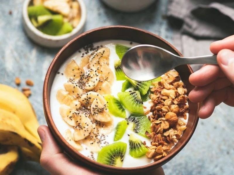 Ăn quá nhiều sữa chua đồng thời kết hợp với nhiều loại thực phẩm khác trong một ngày có thể làm tăng lượng calo nạp vào