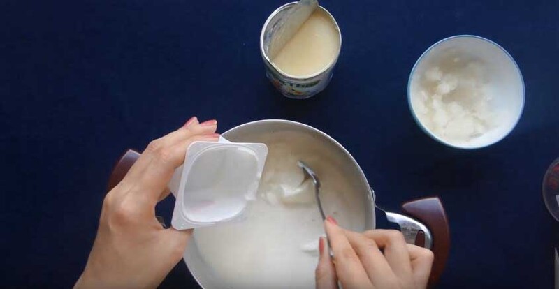 Trộn 4 hộp sữa chua và 2 lon sữa đặc vào nồi inox