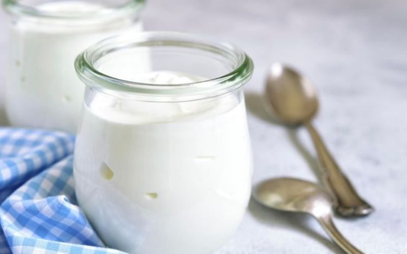 Bạn nên ủ sữa chua trong bình hoặc hũ thủy tinh để đảm bảo Cách Làm Sữa Chua Mềm Mịn