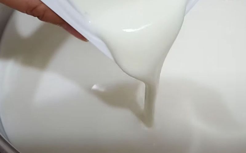 Khi sữa đã nóng, bạn cần cho 1 hộp sữa chua cái vào nồi