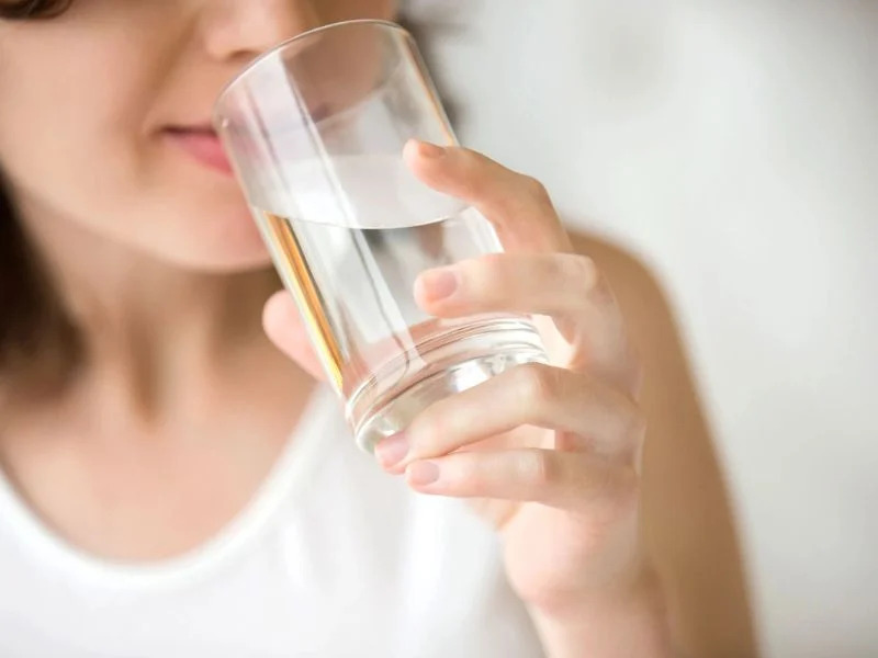 Uống đủ 1.5-2 lít nước sạch mỗi ngày giúp hỗ trợ tiêu hóa hiệu quả