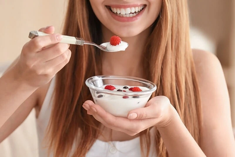 Có thể kết hợp sữa chua cùng trái cây, ngũ cốc hoặc salad để tăng cường chất dinh dưỡng cho bữa ăn