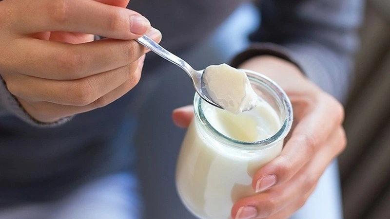 Tránh ăn sữa chua khi đói vì sẽ khiến các chủng lợi khuẩn bị loại bỏ và mất đi tác dụng
