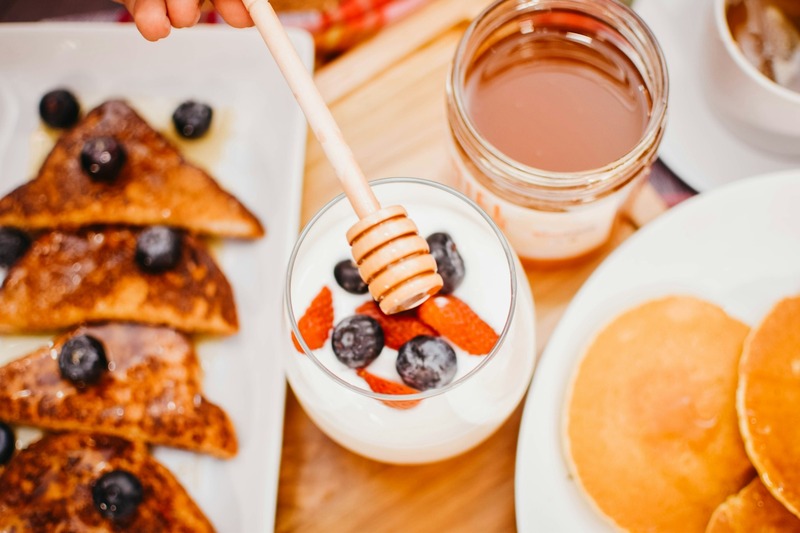 Sữa chua và mật ong là hai nguyên liệu làm đẹp tuyệt vời