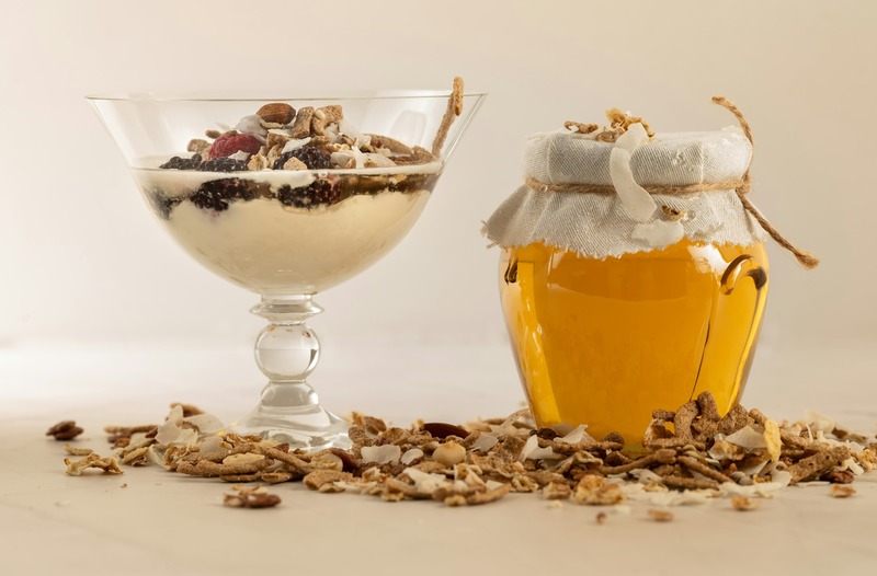 Sữa chua và mật ong là hai nguyên liệu quen thuộc, có mặt tại mọi gia đình Việt Nam