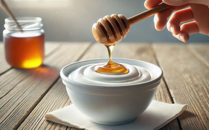 Sữa chua và mật ong là hai nguyên liệu quen thuộc, có mặt tại mọi gia đình Việt Nam