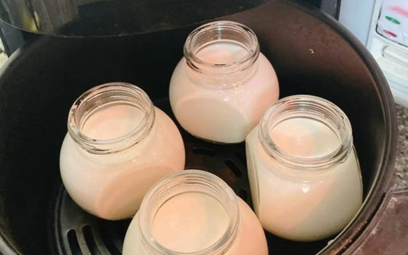 Ủ sữa chua trong nồi cơm điện với nước ấm ở chế độ hâm nóng khoảng 15 - 20 phút