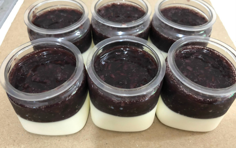 Cách làm sữa chua nếp cẩm đơn giản với thành phẩm là những hũ sữa chua thơm ngon