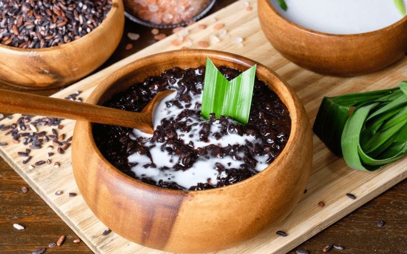 Cách làm sữa chua nếp cẩm lá dứa dễ thực hiện, tạo nên món tráng miệng thanh thơm, mát lạnh