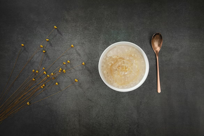 Cháo yến mạch giàu chất xơ, giúp kiểm soát đường huyết và hỗ trợ tiêu hóa