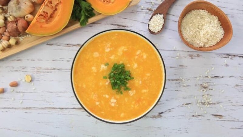 Cháo thịt bò bí đỏ cung cấp đủ chất cho trẻ 1 tuổi