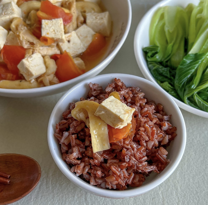 Bữa tối thanh đạm: cơm gạo lứt, đậu hũ sốt cà, rau xào