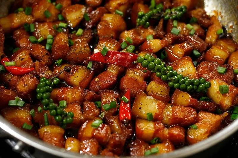 Bữa tối nhẹ nhàng: cơm trắng, thịt kho, rau củ, canh rau ngót