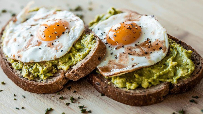 Bữa sáng đầy đủ năng lượng: bánh mì, trứng, sữa tươi