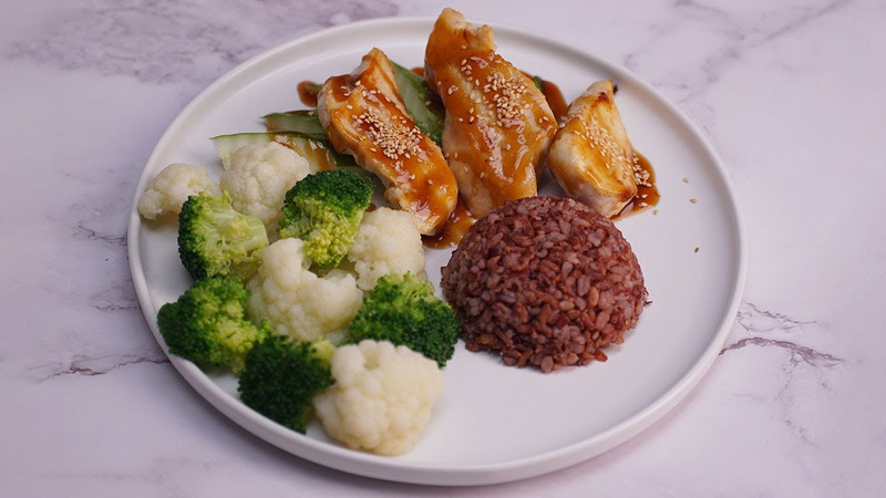 Bữa trưa bổ dưỡng: cơm gạo lứt, ức gà nướng, rau và canh.