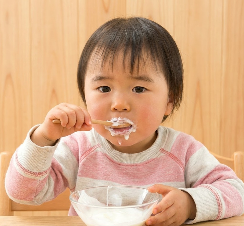 Nếu bé có dấu hiệu buồn nôn, tiêu chảy… mẹ nên cho bé ngừng dùng sữa chua