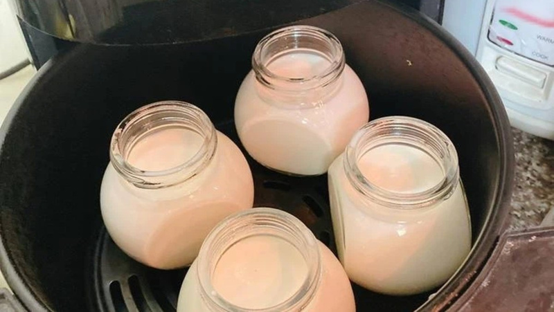 Ủ ở 50°C, nước ngập 2/3 hũ để men hoạt động tốt