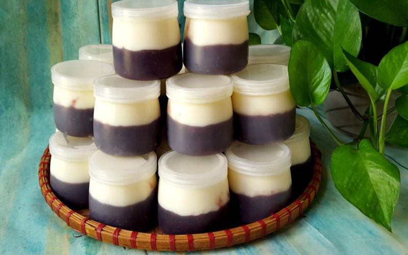 Không nên ăn sữa chua nếp cẩm khi bụng đói vì có thể gây cồn cào, kích thích dạ dày