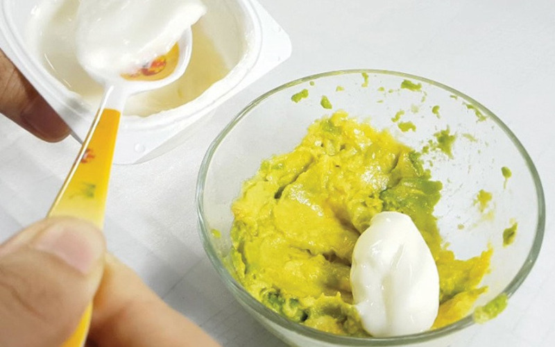 Trộn đều sữa chua vào bơ nghiền để tạo nên món ăn bơ và sữa chua thơm béo