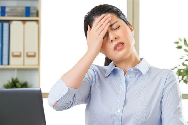 Suy giảm trí nhớ ở người trẻ có thể biểu hiện qua hay việc quên, thay đổi cảm xúc 