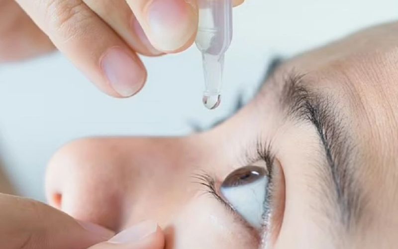 Bạn có thể rửa mắt bằng dung dịch nước muối pha loãng