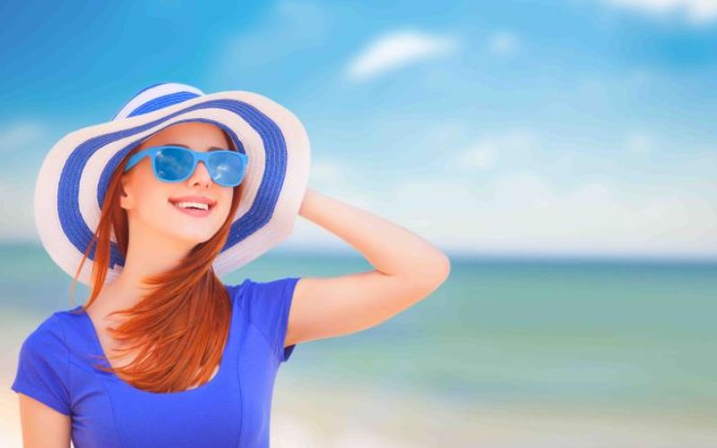 Đeo kính mát và mũ vành rộng mỗi khi ra ngoài để bảo vệ mắt