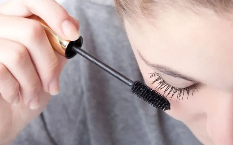 Bạn không nên sử dụng mascara quá hạn