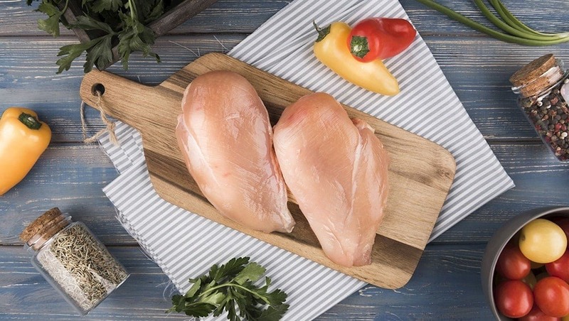 Thịt gà giàu vitamin B6, B12, vitamin B3, giúp cơ thể hấp thu dinh dưỡng hiệu quả