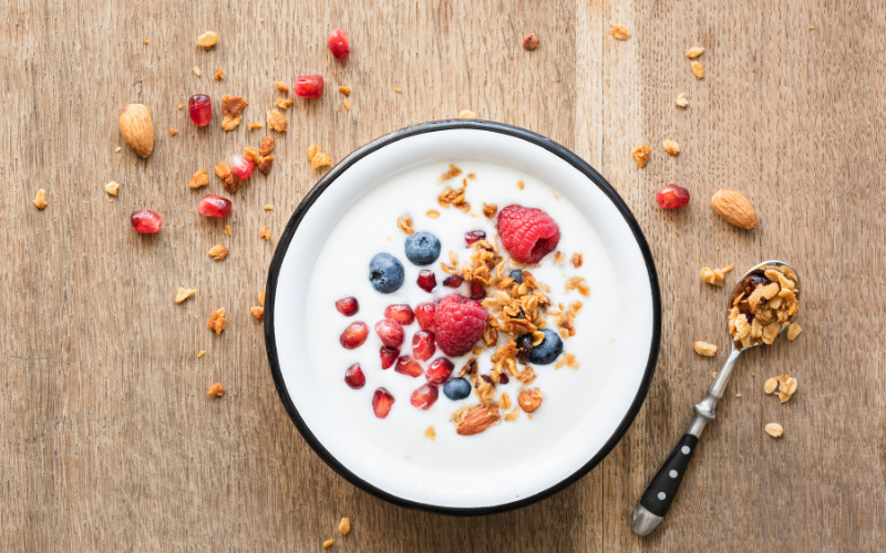 Lựa chọn sữa chua Hy lạp cho bữa phụ là một giải pháp lành mạnh