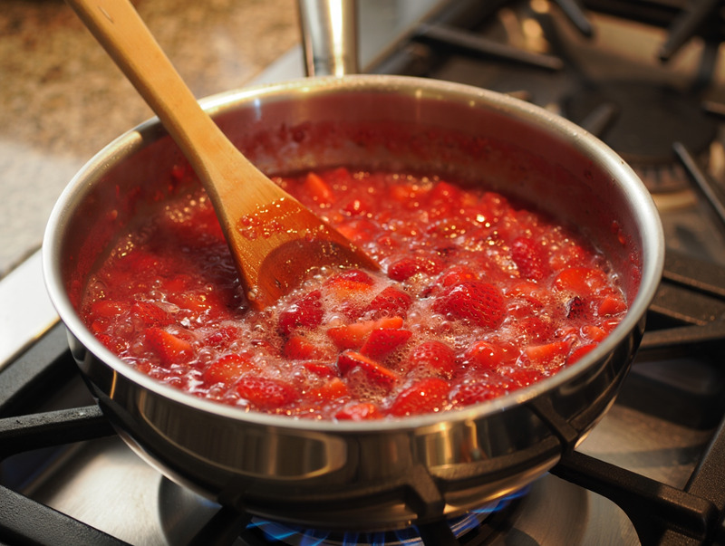 Đun dâu đã dầm trên lửa nhỏ để làm sốt dâu