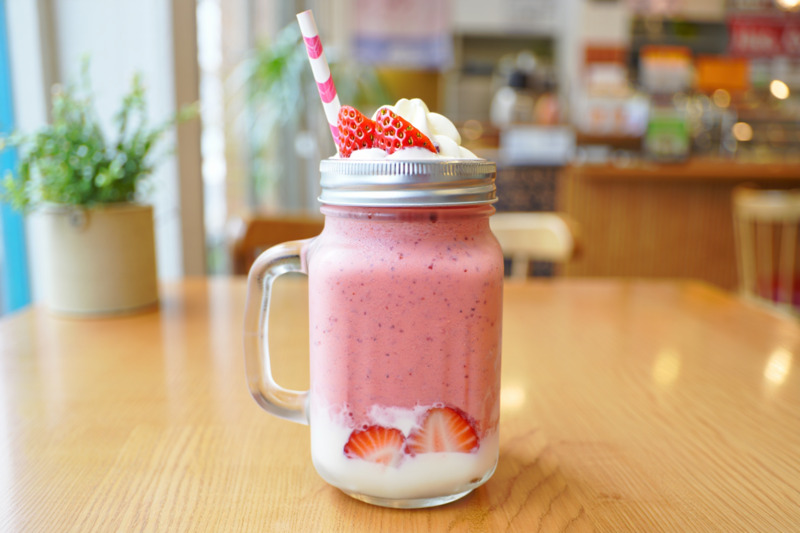 Sử dụng sữa chua Morinaga làm nguyên liệu nền giúp món sữa chua dâu tây có kết cấu mịn, vị thanh nhẹ