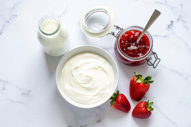 Một số nguyên liệu làm sữa chua dâu đơn giản