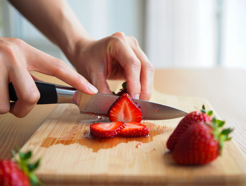 Cắt lát dâu tây để trang trí