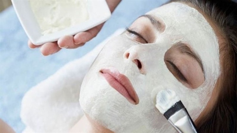 Da mịn màng, tươi sáng nhờ sữa chua tẩy tế bào chết