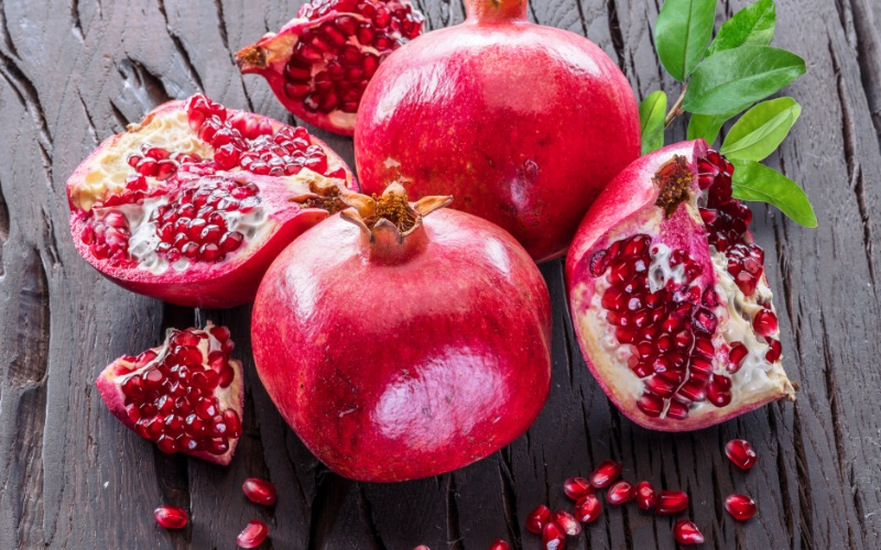 Lựu giàu sắt và vitamin C hỗ trợ tạo máu cho mẹ bầu