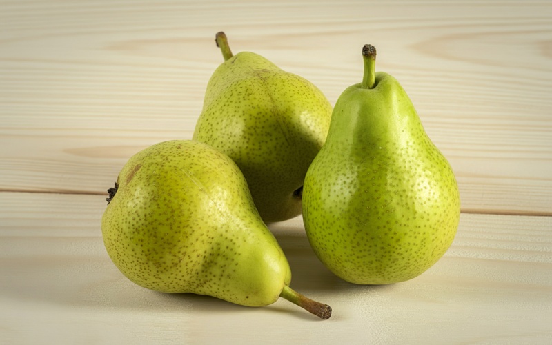 Lê nhiều nước và chất xơ giúp giảm táo bón trong thai kỳ