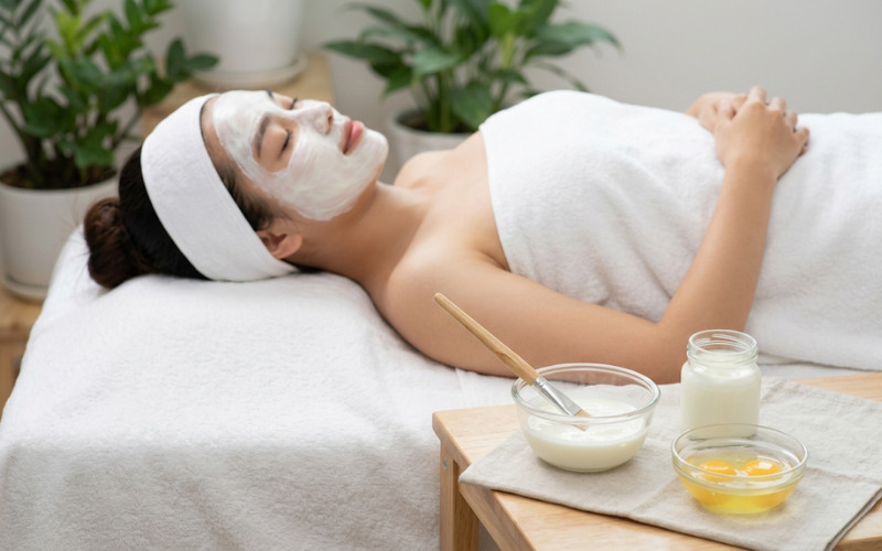 Đắp mặt nạ bằng sữa chua lòng trắng trứng gà Đắp mặt nạ bằng sữa chua lòng trắng trứng gà